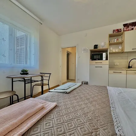 Apartment-studio Almira Nr. 4 *